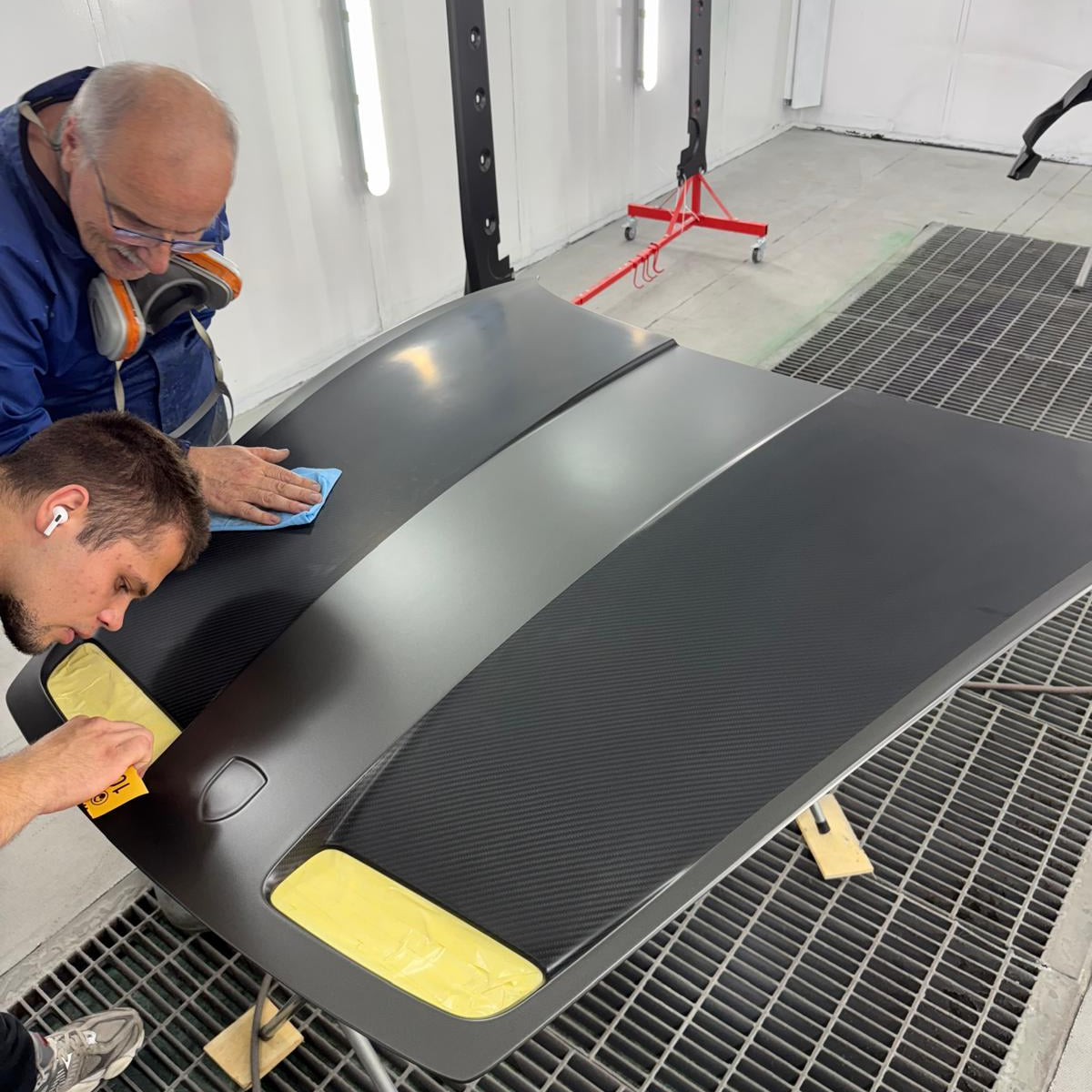 Porsche 911: Hood surface inspection